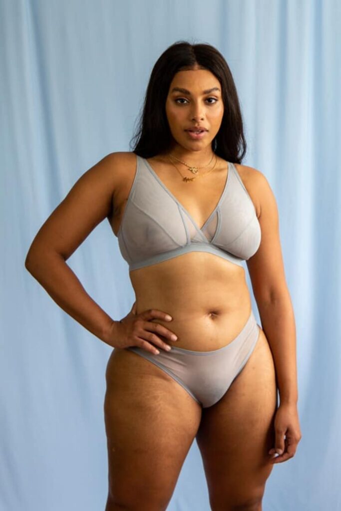 Inclusivity is sexy. Everybody deserves to show off and every body deserves to be shown off. And these sustainable plus size lingerie brands have the goods to make ALL women feel amazing. Image by Lara Intimates #plussizelingerie #plussizelingeriebrands #affordableplussizelingerie #topplussizelingerie #plussizesexylingerie