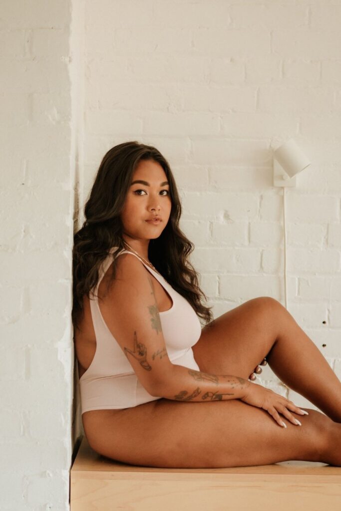Inclusivity is sexy. Everybody deserves to show off and every body deserves to be shown off. And these sustainable plus size lingerie brands have the goods to make ALL women feel amazing. Image by Mary Young #plussizelingerie #plussizelingeriebrands #affordableplussizelingerie #topplussizelingerie #plussizesexylingerie
