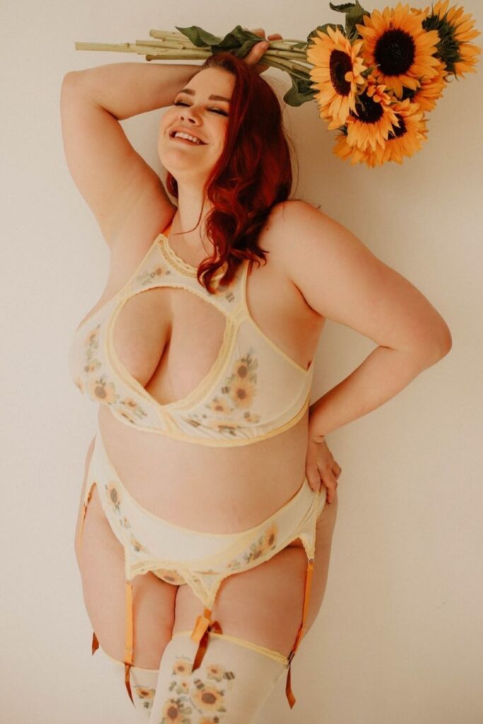 Inclusivity is sexy. Everybody deserves to show off and every body deserves to be shown off. And these sustainable plus size lingerie brands have the goods to make ALL women feel amazing. Image by Uye Surana #plussizelingerie #plussizelingeriebrands #affordableplussizelingerie #topplussizelingerie #plussizesexylingerie