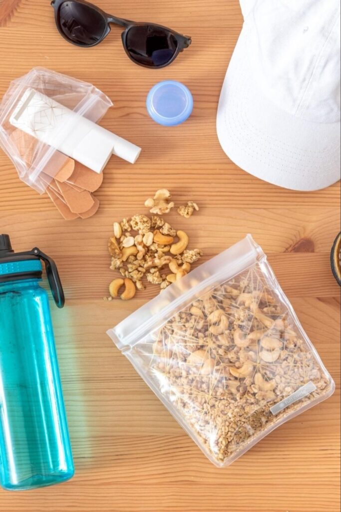 Lunch is served! We have rounded up some of the best eco friendly lunch bags and boxes we could find and are serving them up on a neat little platter just for you. Image by Full Circle Home #ecofriendlylunchbags #ecofriendlylunchboxes #sustainablejungle