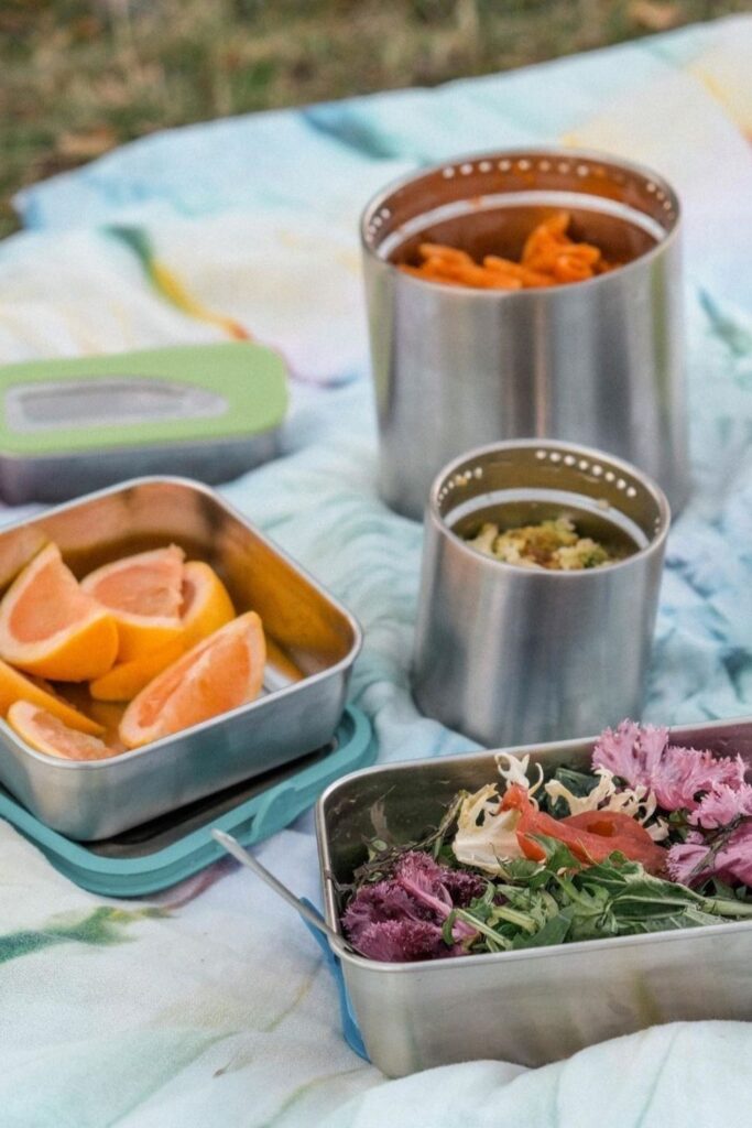Lunch is served! We have rounded up some of the best eco friendly lunch bags and boxes we could find and are serving them up on a neat little platter just for you. Image by Klean Kanteen #ecofriendlylunchbags #ecofriendlylunchboxes #sustainablejungle