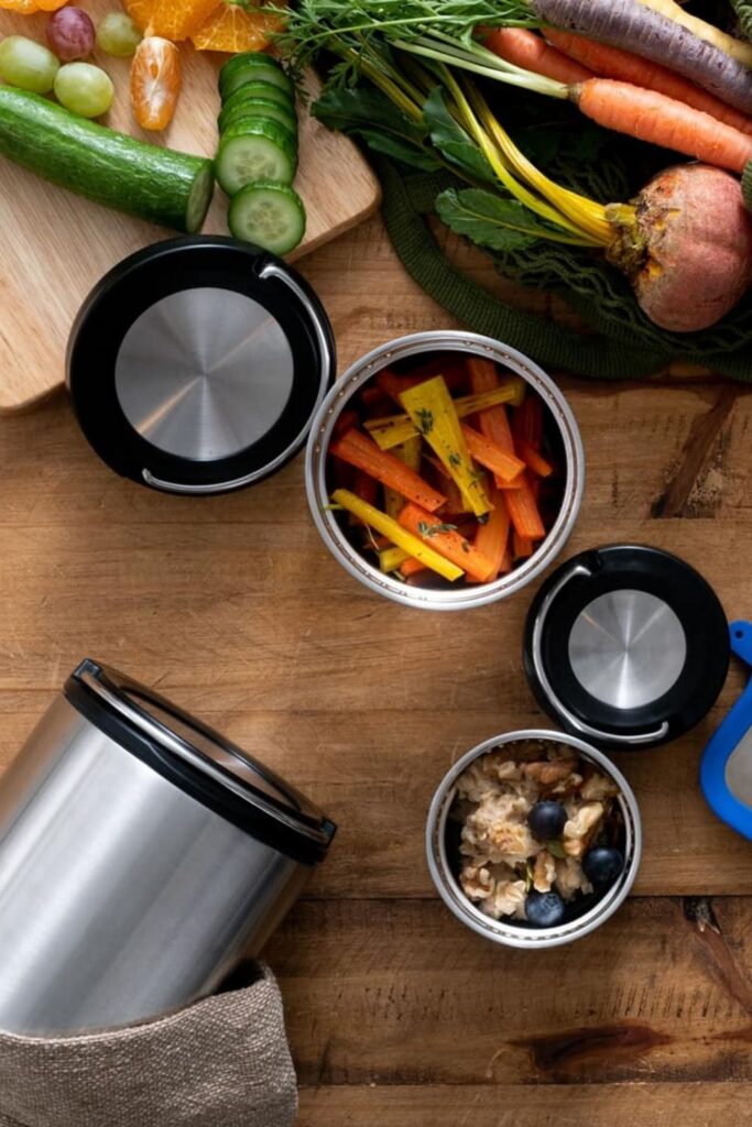 Lunch is served! We have rounded up some of the best eco friendly lunch bags and boxes we could find and are serving them up on a neat little platter just for you. Image by Klean Kanteen #ecofriendlylunchbags #ecofriendlylunchboxes #sustainablejungle