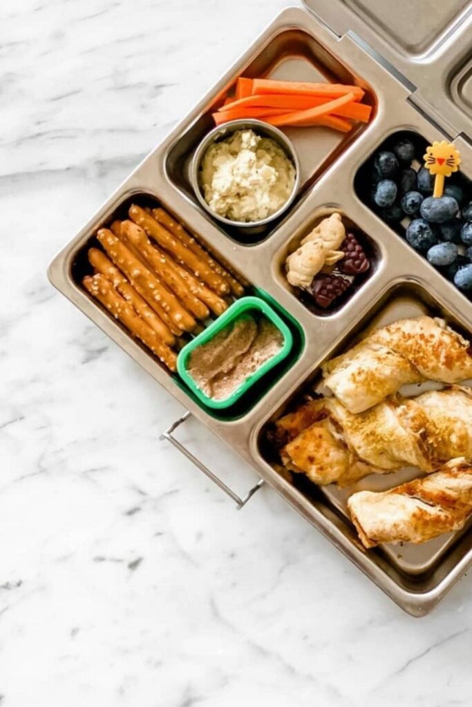 Lunch is served! We have rounded up some of the best eco friendly lunch bags and boxes we could find and are serving them up on a neat little platter just for you. Image by PlanetBox #ecofriendlylunchbags #ecofriendlylunchboxes #sustainablejungle