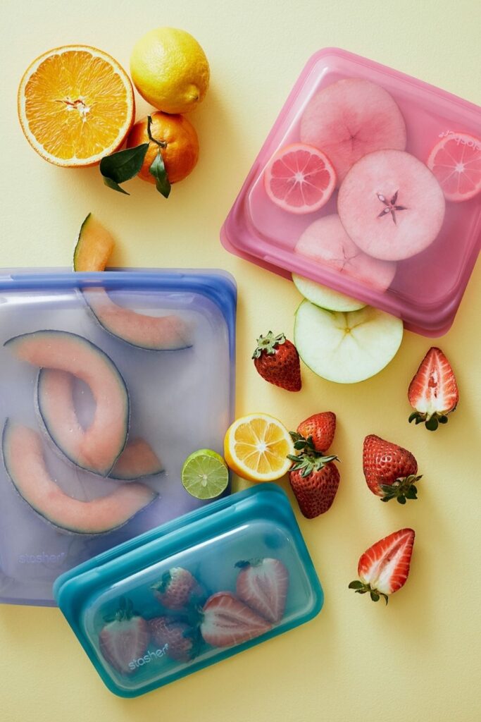 Lunch is served! We have rounded up some of the best eco friendly lunch bags and boxes we could find and are serving them up on a neat little platter just for you. Image by Stasher #ecofriendlylunchbags #ecofriendlylunchboxes #sustainablejungle