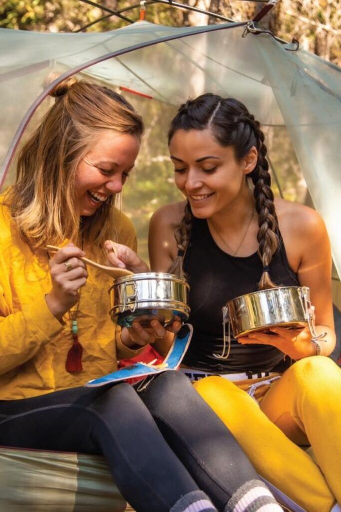 Lunch is served! We have rounded up some of the best eco friendly lunch bags and boxes we could find and are serving them up on a neat little platter just for you. Image by To-Go Ware #ecofriendlylunchbags #ecofriendlylunchboxes #sustainablejungle