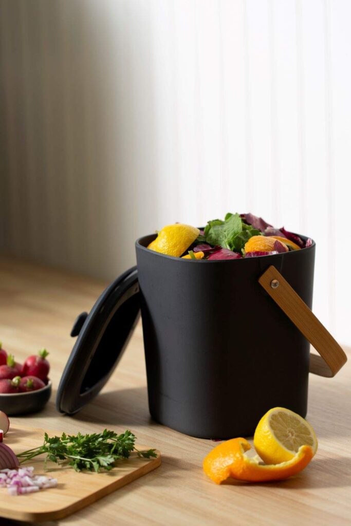 You don’t need 5.5 acres or an intricate outdoor composting setup to get in on the composting game. With the availability of various indoor compost bins, anyone anywhere can responsibly transform their food scraps and reduce their footprint.  Image by Bamboozle #indoorcompostbins #sustainablejungle