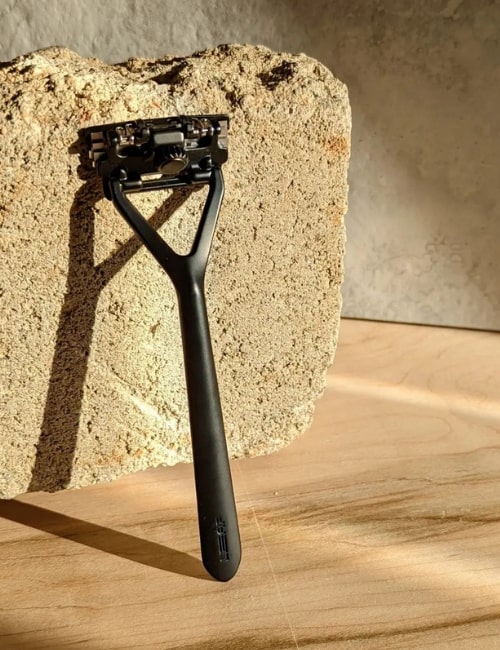 9 Reusable & Zero Waste Razors S(h)aving The Earth Image by Leaf Shave#zerowasterazor #zerowastesafetyrazors #zerowasteshaving #bestreusablerazors #reusablesafetyrazors #sustainablejungle
