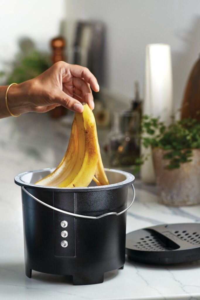 You don’t need 5.5 acres or an intricate outdoor composting setup to get in on the composting game. With the availability of various indoor compost bins, anyone anywhere can responsibly transform their food scraps and reduce their footprint. Image by Vitamix #indoorcompostbins #sustainablejungle