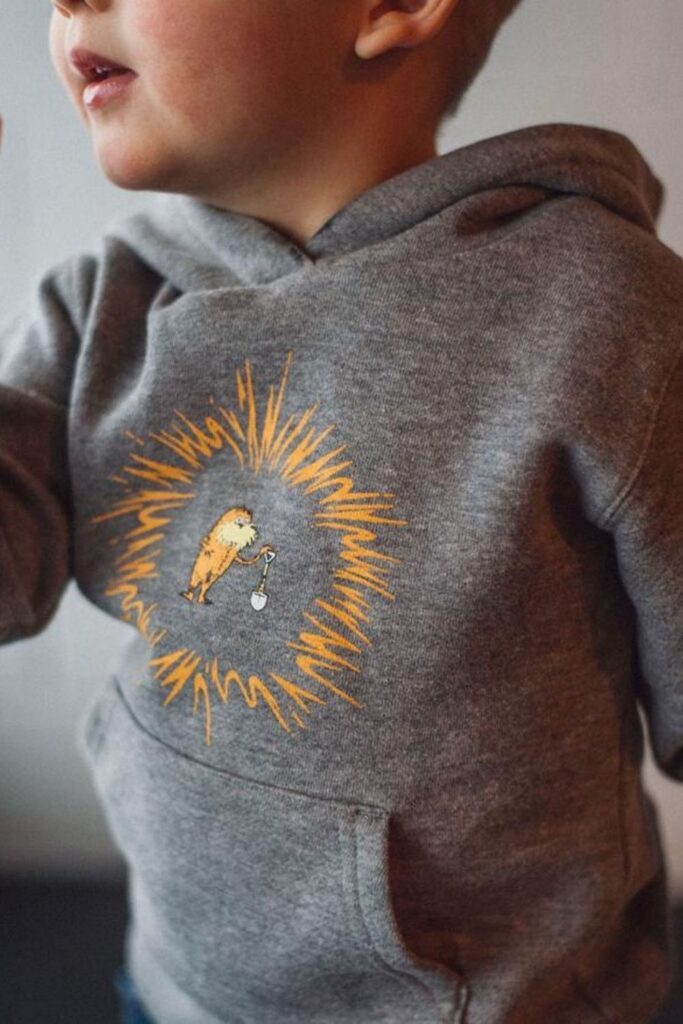 Providing kids with comfortable and safe clothes is a start, but it's even better when those clothes are produced and sold in a way that better supports the planet and the people on it. So who earns straight As in the world of ethical kids clothing? Image by tentree #ethicalkidsclothing #sustainablejungle