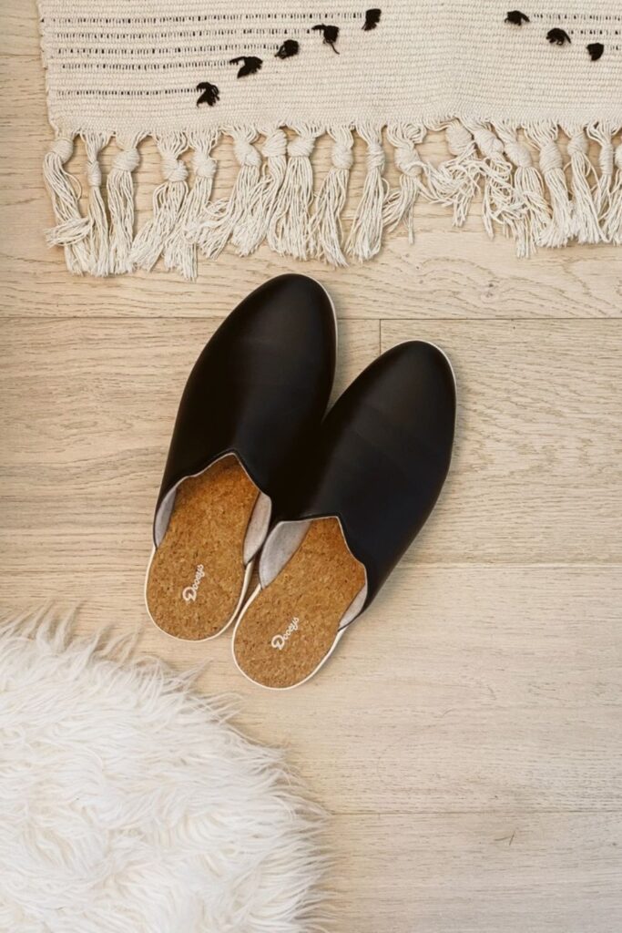 If you’re in the Northern Hemisphere, you’re currently dealing with dropping temperatures and the need to keep toes toasty. This leads us down yet another rabbit hole in search of eco friendly and ethical slippers. Image by Dooeys #ethicalslippers #sustainableslippers #sustainablejungle