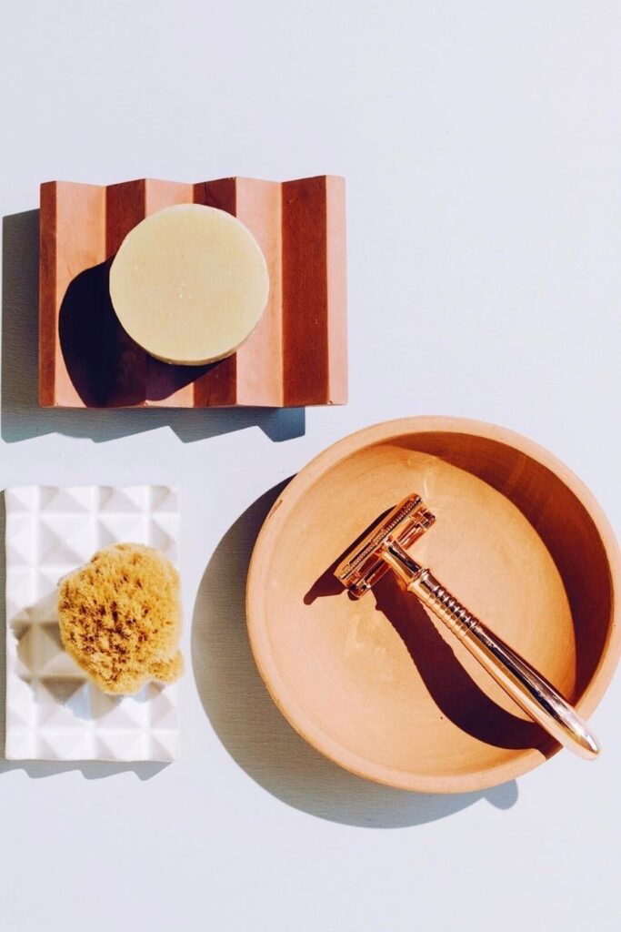A shaving soap bar is a great way to get a lush lather and a smooth shave—without all the nasty aerosol chemicals and non-recyclable packaging. These shaving soap bar brands are using natural and organic ingredients to get rid of that 5 o’clock shadow. Image by Eco Roots #shavingsoapbars #sustainablejungle