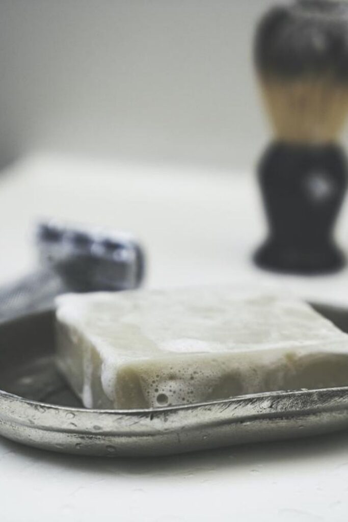 A shaving soap bar is a great way to get a lush lather and a smooth shave—without all the nasty aerosol chemicals and non-recyclable packaging. These shaving soap bar brands are using natural and organic ingredients to get rid of that 5 o’clock shadow. Image by Etee #shavingsoapbars #sustainablejungle