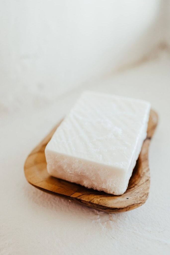 A shaving soap bar is a great way to get a lush lather and a smooth shave—without all the nasty aerosol chemicals and non-recyclable packaging. These shaving soap bar brands are using natural and organic ingredients to get rid of that 5 o’clock shadow. Image by Formulary 55 #shavingsoapbars #sustainablejungle