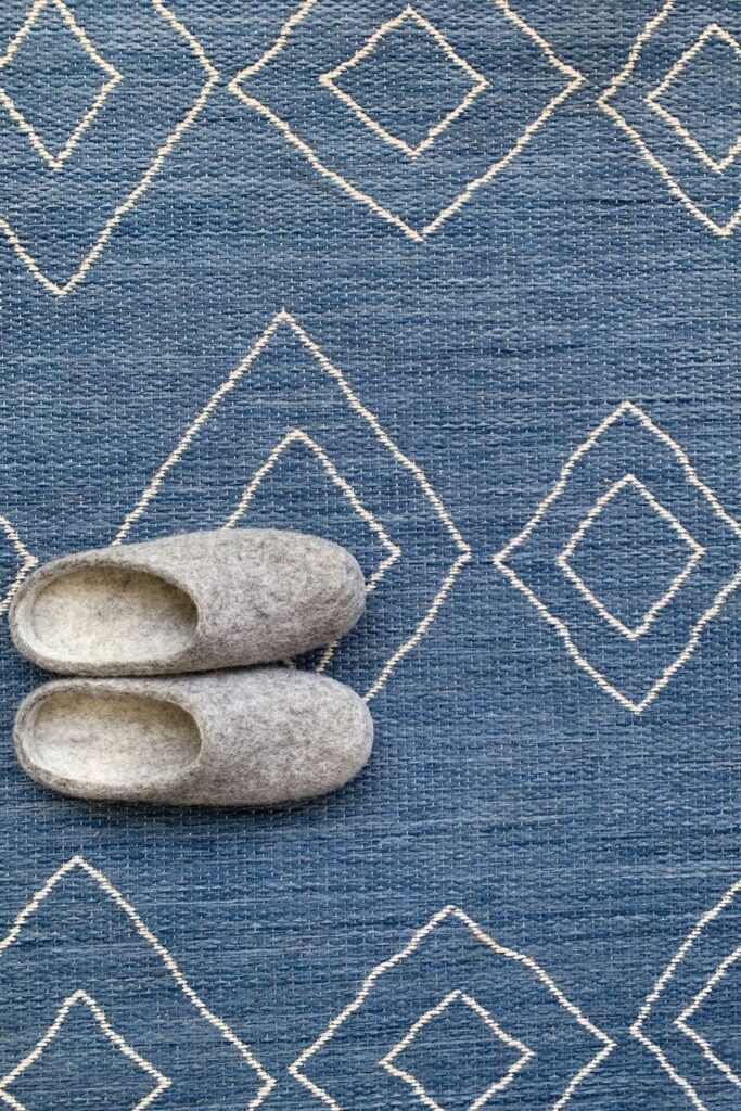 If you’re in the Northern Hemisphere, you’re currently dealing with dropping temperatures and the need to keep toes toasty. This leads us down yet another rabbit hole in search of eco friendly and ethical slippers. Image by Nootkas #ethicalslippers #sustainableslippers #sustainablejungle