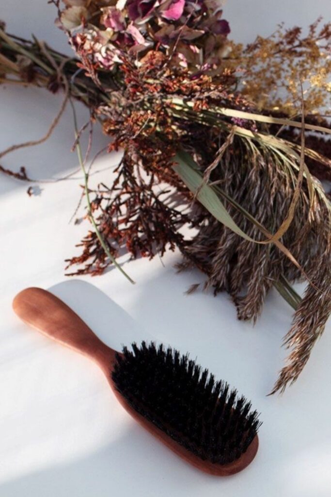 Planet aside, our hair deserves better than plastic hair brushes that damage hair follicles and do a poor job of spreading natural oils. Eco friendly hair brushes to the rescue! Image by Saya Designs #ecofriendlyhairbrushes #sustainablehairbrushes #sustainablejungle