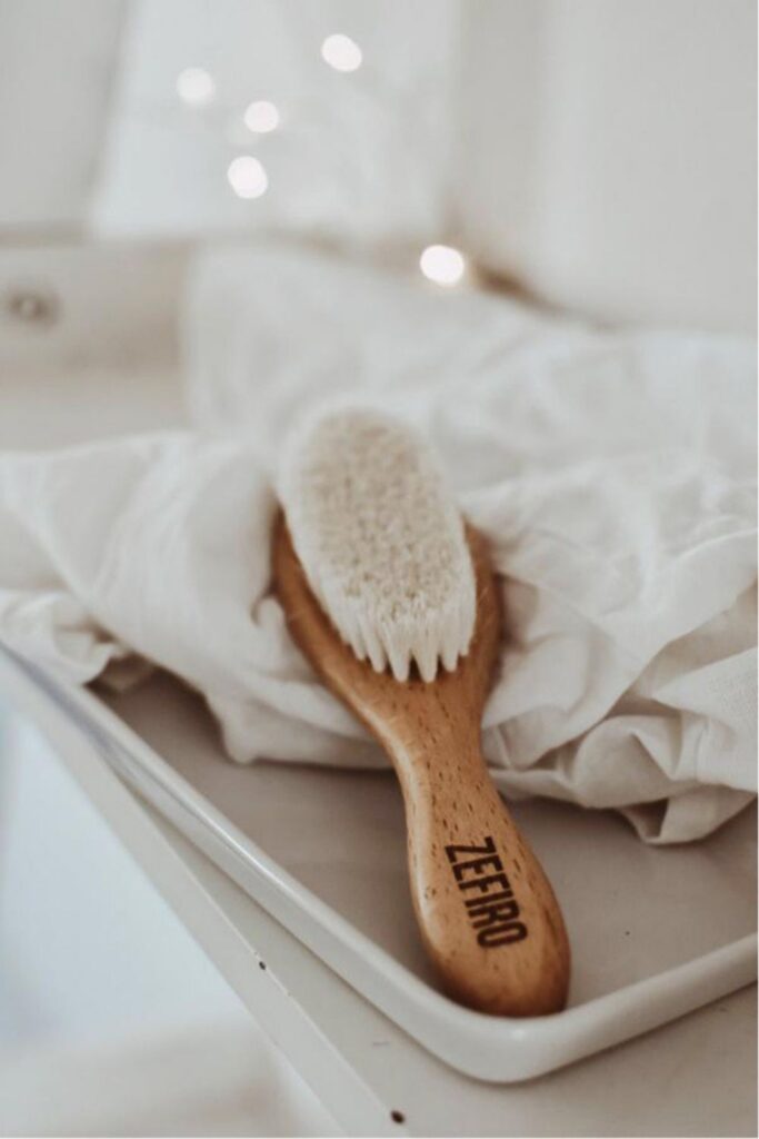 Planet aside, our hair deserves better than plastic hair brushes that damage hair follicles and do a poor job of spreading natural oils. Eco friendly hair brushes to the rescue! Image by Zefiro #ecofriendlyhairbrushes #sustainablehairbrushes #sustainablejungle