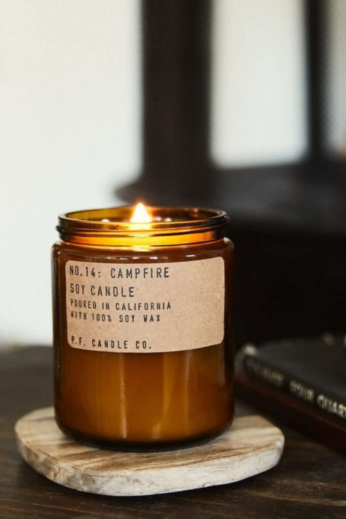 Since it is possible to light up a space or be transported by scent—and do it all without requiring an animal, today, we’re talking about vegan candles specifically! Image by PF Candle Co. #vegancandles #sustainablejungle