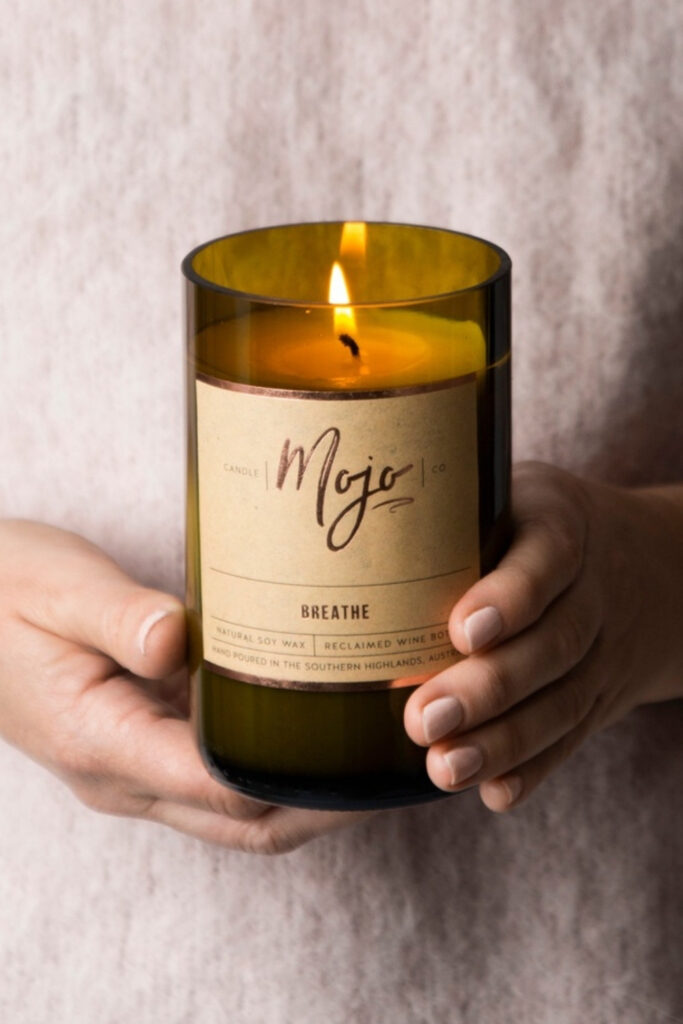 Since it is possible to light up a space or be transported by scent—and do it all without requiring an animal, today, we’re talking about vegan candles specifically! Image by Mojo Candle Co. #vegancandles #sustainablejungle