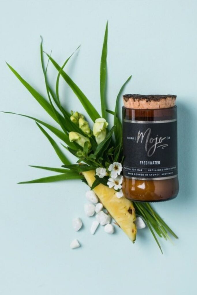 Since it is possible to light up a space or be transported by scent—and do it all without requiring an animal, today, we’re talking about vegan candles specifically! Image by Mojo Candle Co #vegancandles #sustainablejungle