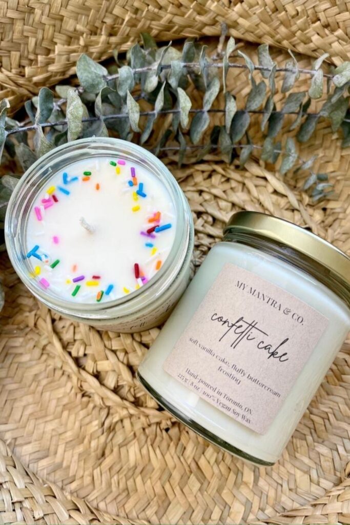 Since it is possible to light up a space or be transported by scent—and do it all without requiring an animal, today, we’re talking about vegan candles specifically! Image by My Mantra and Co #vegancandles #sustainablejungle