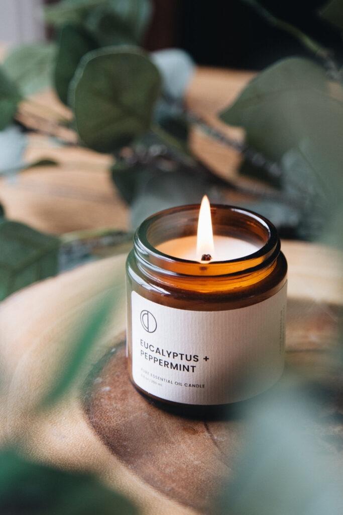 Since it is possible to light up a space or be transported by scent—and do it all without requiring an animal, today, we’re talking about vegan candles specifically! Image by Octo London #vegancandles #sustainablejungle