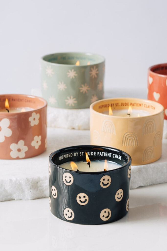 Since it is possible to light up a space or be transported by scent—and do it all without requiring an animal, today, we’re talking about vegan candles specifically! Image by Paddywax Candles #vegancandles #sustainablejungle