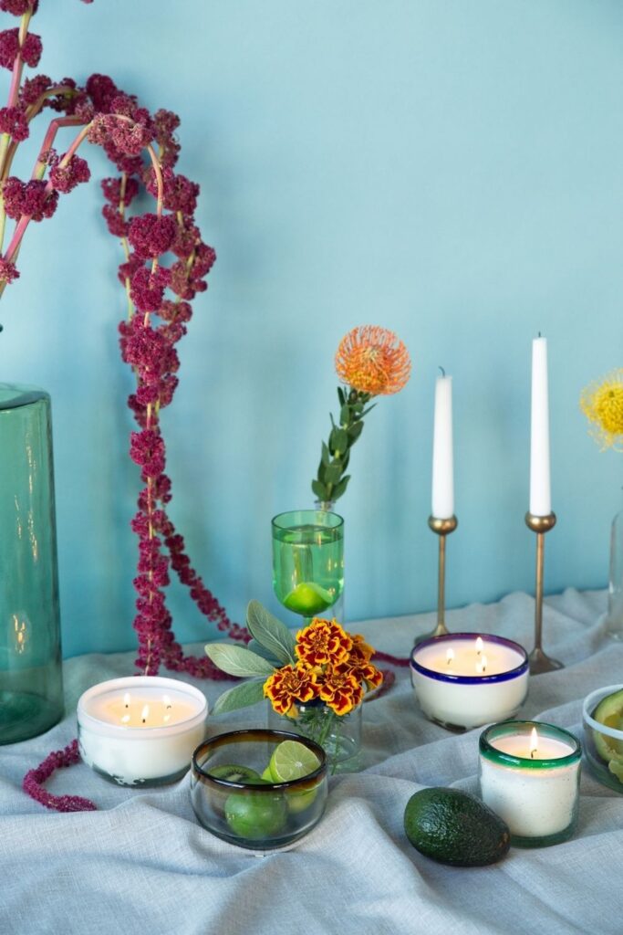 Since it is possible to light up a space or be transported by scent—and do it all without requiring an animal, today, we’re talking about vegan candles specifically! Image by Paddywax Candles #vegancandles #sustainablejungle