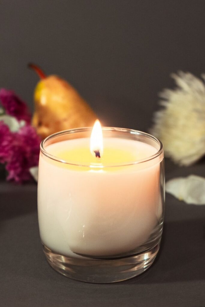 Since it is possible to light up a space or be transported by scent—and do it all without requiring an animal, today, we’re talking about vegan candles specifically! Image by Sanari Candle #vegancandles #sustainablejungle