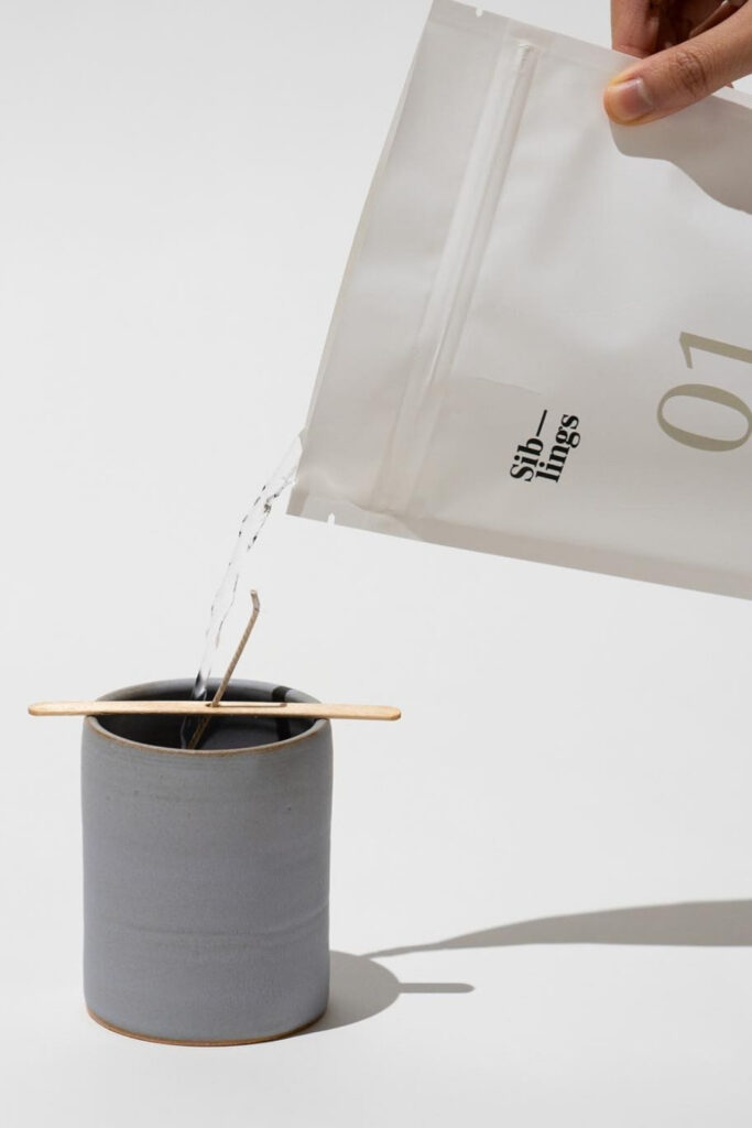 Since it is possible to light up a space or be transported by scent—and do it all without requiring an animal, today, we’re talking about vegan candles specifically! Image by Siblings #vegancandles #sustainablejungle