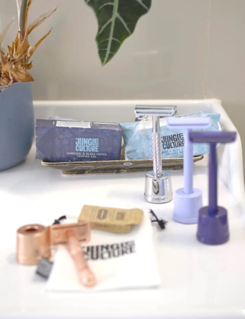 Congrats on switching to an old school razor. Do you know how to clean a safety razor? It’s important to know so you can extend… Image by Sustainable Jungle #howtocleanasafetyrazor #howtocleanyoursafetyrazor #howtocleandoubleedgesafetyrazor #howtocleanasafetyrazorblades #canyouwashasafetyrazor #howdoyoucleanasafetyrazorafteruse #sustainablejungle