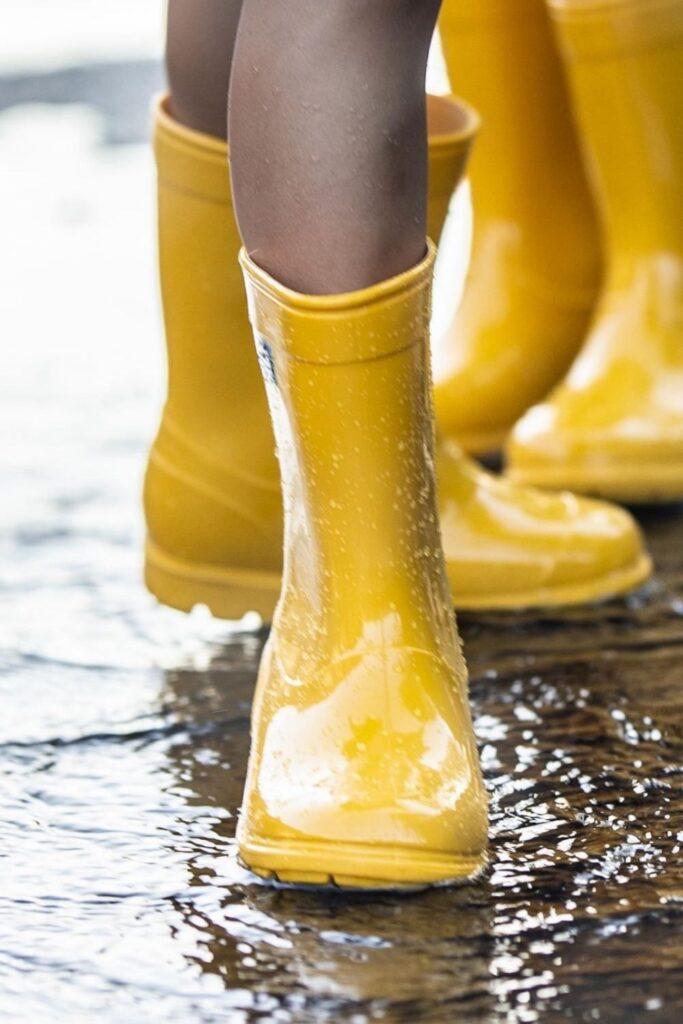 “It’s raining, it’s pouring…” And we want sustainable rain boots that aren’t boring. Image by Roma #sustainablerainboots #bestsustainablerainboots #sustainablerainbootsforwomen #sustainablerainbootsformen #ecofriendlyrainboots #veganrainboots
