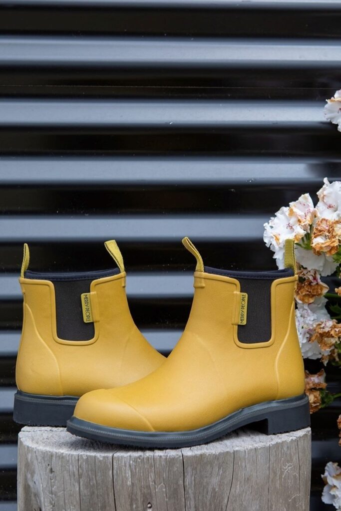 “It’s raining, it’s pouring…” And we want sustainable rain boots that aren’t boring. Image by Merry People #sustainablerainboots #bestsustainablerainboots #sustainablerainbootsforwomen #sustainablerainbootsformen #ecofriendlyrainboots #veganrainboots