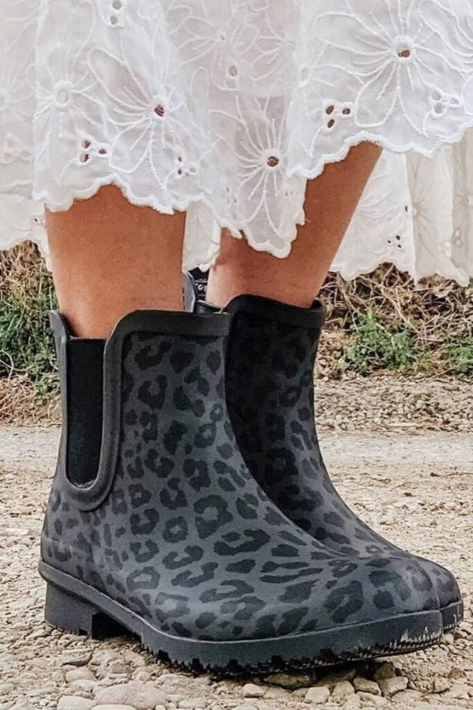 “It’s raining, it’s pouring…” And we want sustainable rain boots that aren’t boring. Image by Roma #sustainablerainboots #bestsustainablerainboots #sustainablerainbootsforwomen #sustainablerainbootsformen #ecofriendlyrainboots #veganrainboots