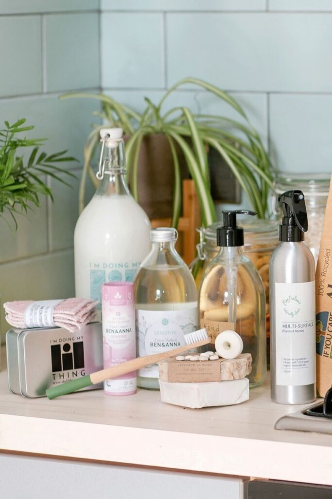 Shopping zero waste stores online is the closest you’ll ever get to ‘responsible retail therapy’. Essential food, gifts, home, and self-care products. You can get all this without plastic packaging. Image by Do Lil Things #zerowasteonlinestores #zerowastestoresonline #zerowastestores #zerowastestore #zerowasteonlineshops #sustainablejungle