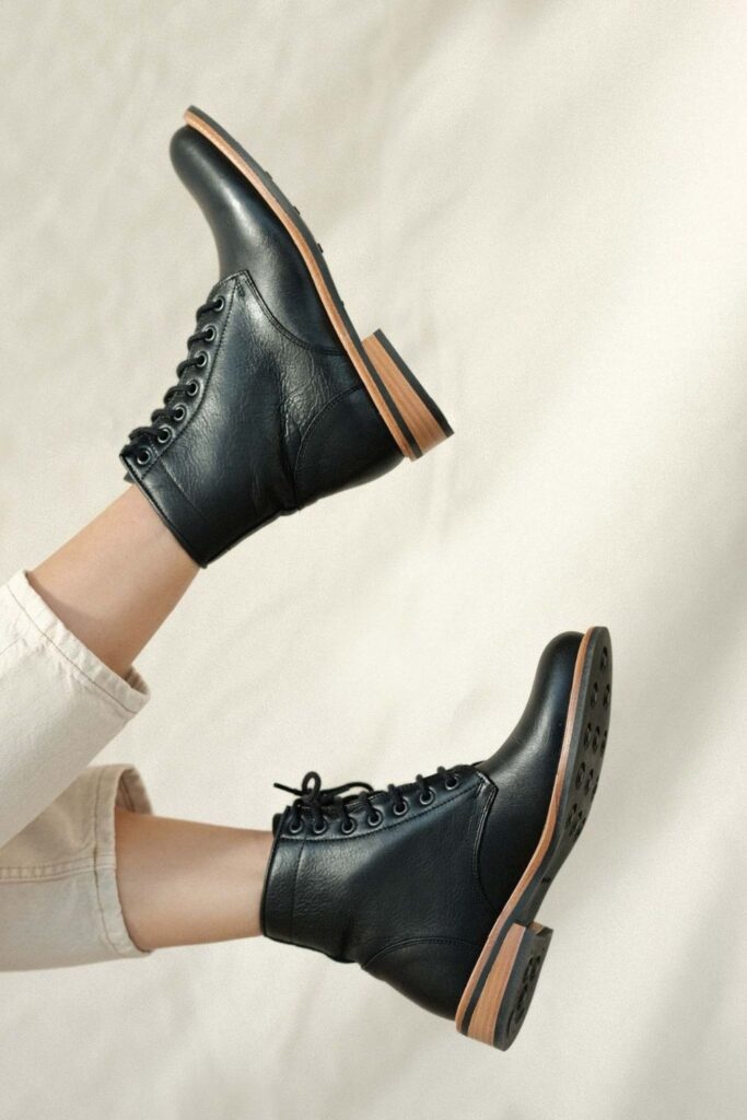 “It’s raining, it’s pouring…” And we want sustainable rain boots that aren’t boring. Image by Nisolo #sustainablerainboots #bestsustainablerainboots #sustainablerainbootsforwomen #sustainablerainbootsformen #ecofriendlyrainboots #veganrainboots