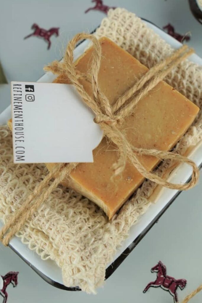 Shopping zero waste stores online is the closest you’ll ever get to ‘responsible retail therapy’. Essential food, gifts, home, and self-care products. You can get all this without plastic packaging. Image by Refinement House #zerowasteonlinestores #zerowastestoresonline #zerowastestores #zerowastestore #zerowasteonlineshops #sustainablejungle