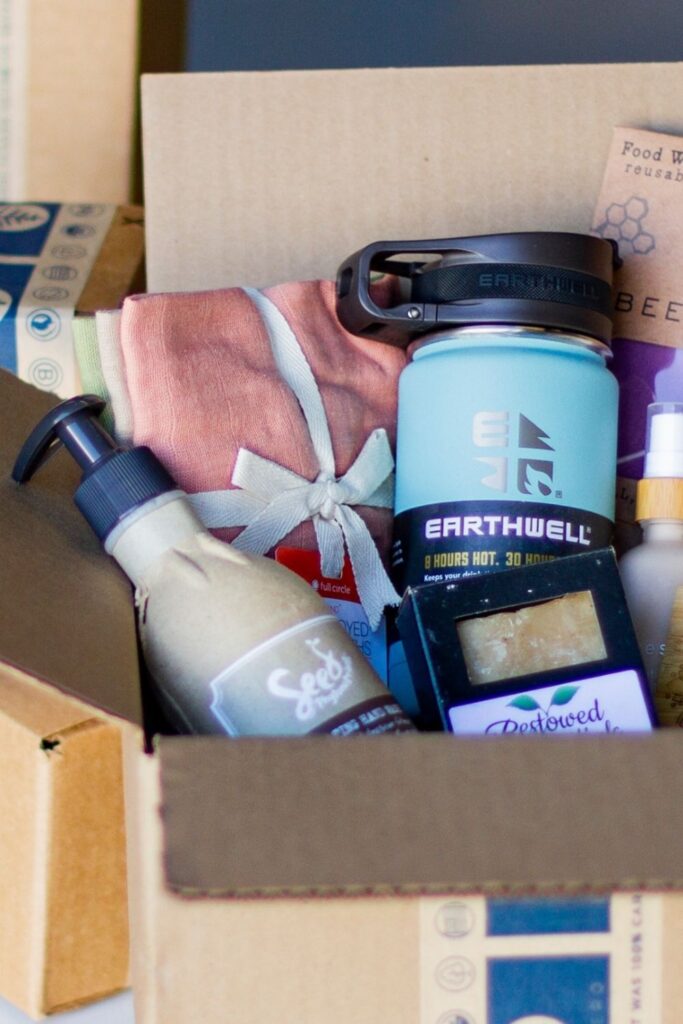 Shopping zero waste stores online is the closest you’ll ever get to ‘responsible retail therapy’. Essential food, gifts, home, and self-care products. You can get all this without plastic packaging. Image by EarthHero #zerowasteonlinestores #zerowastestoresonline #zerowastestores #zerowastestore #zerowasteonlineshops #sustainablejungle