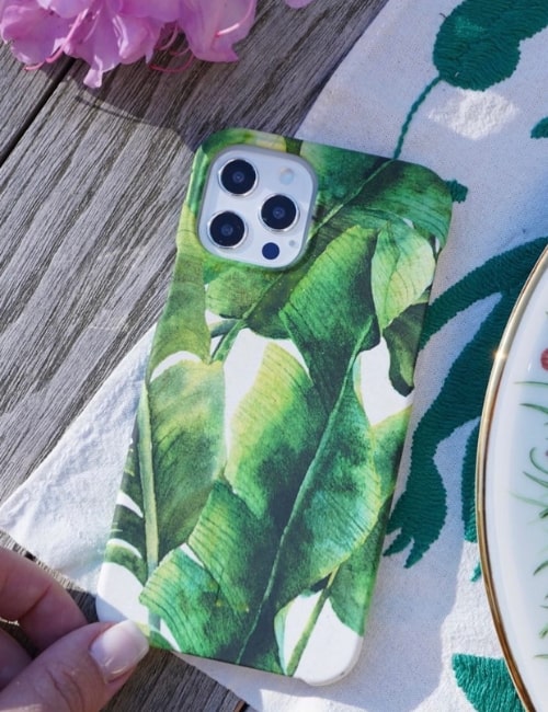 11 Sustainable & Eco-Friendly Phone Cases for Conscious Calls Image by AGood Company #ecofriendlyphonecases #sustainablephonecases #ecofriendlyiphonecases #ecofriendlycellphonecases #bestsustainablephonecases #sustainablephonecasebrands #sustainablejungle