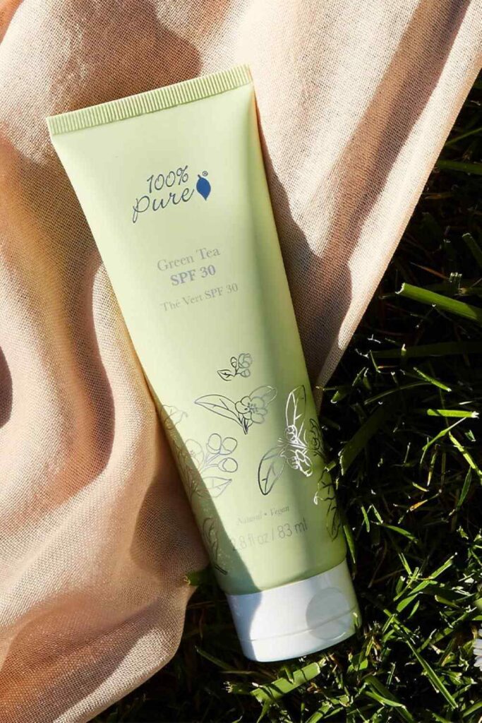 Conventional sunscreen may protect our skin (sort of), but not our animals or our planet. So, we’ve set out to find the cross-section of the best cruelty free sunscreen and vegan sunscreen. Image by 100% Pure #vegansunscreen #bestvegansunscreen #crueltyfreesunscreen #bestcrueltyfreesunscreen #veganfacesunscreen #crueltyfreefacesunscreen #organicvegansunscreen