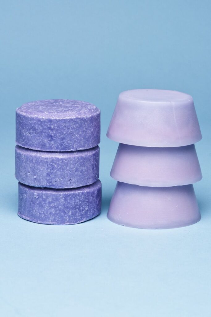Shopping at zero waste online stores is the closest you’ll ever get to ‘responsible retail therapy’. Essential food, gifts, home, and self-care products. You can get all this without plastic packaging. Image by Etee #zerowasteonlinestores #zerowastestoresonline #zerowastestores #zerowastestore #zerowasteonlineshops #sustainablejungle