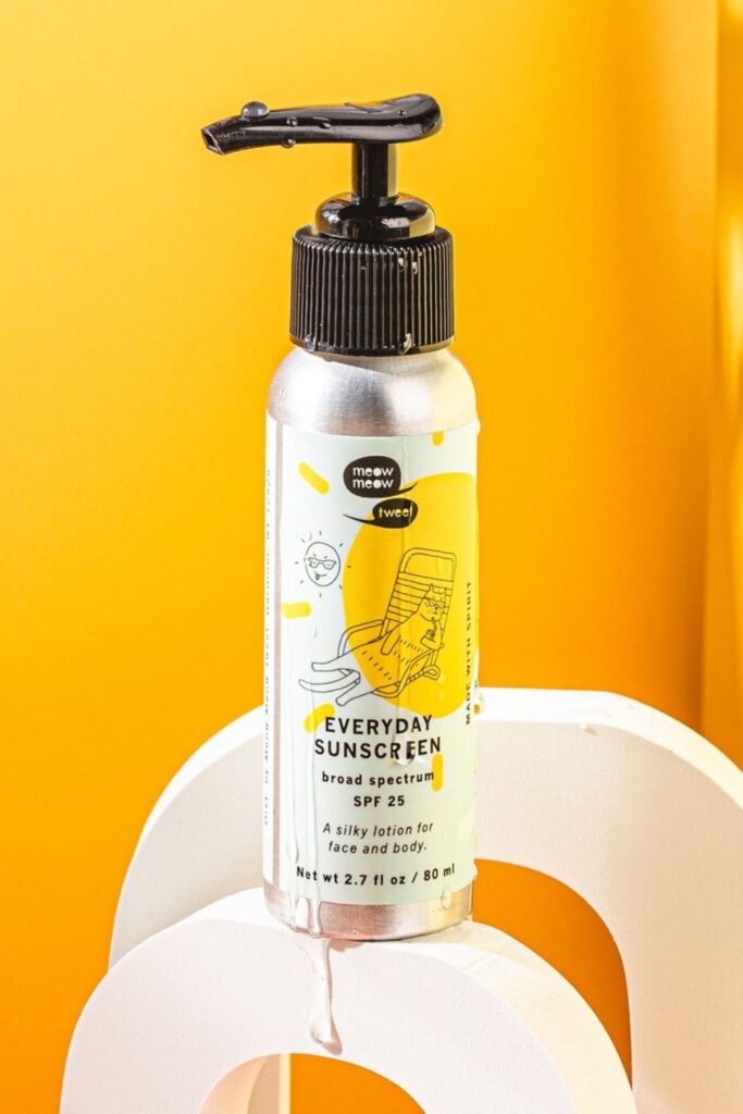 Conventional sunscreen may protect our skin (sort of), but not our animals or our planet. So, we’ve set out to find the cross-section of the best cruelty free sunscreen and vegan sunscreen. Image by Meow Meow Tweet #vegansunscreen #bestvegansunscreen #crueltyfreesunscreen #bestcrueltyfreesunscreen #veganfacesunscreen #crueltyfreefacesunscreen #organicvegansunscreen