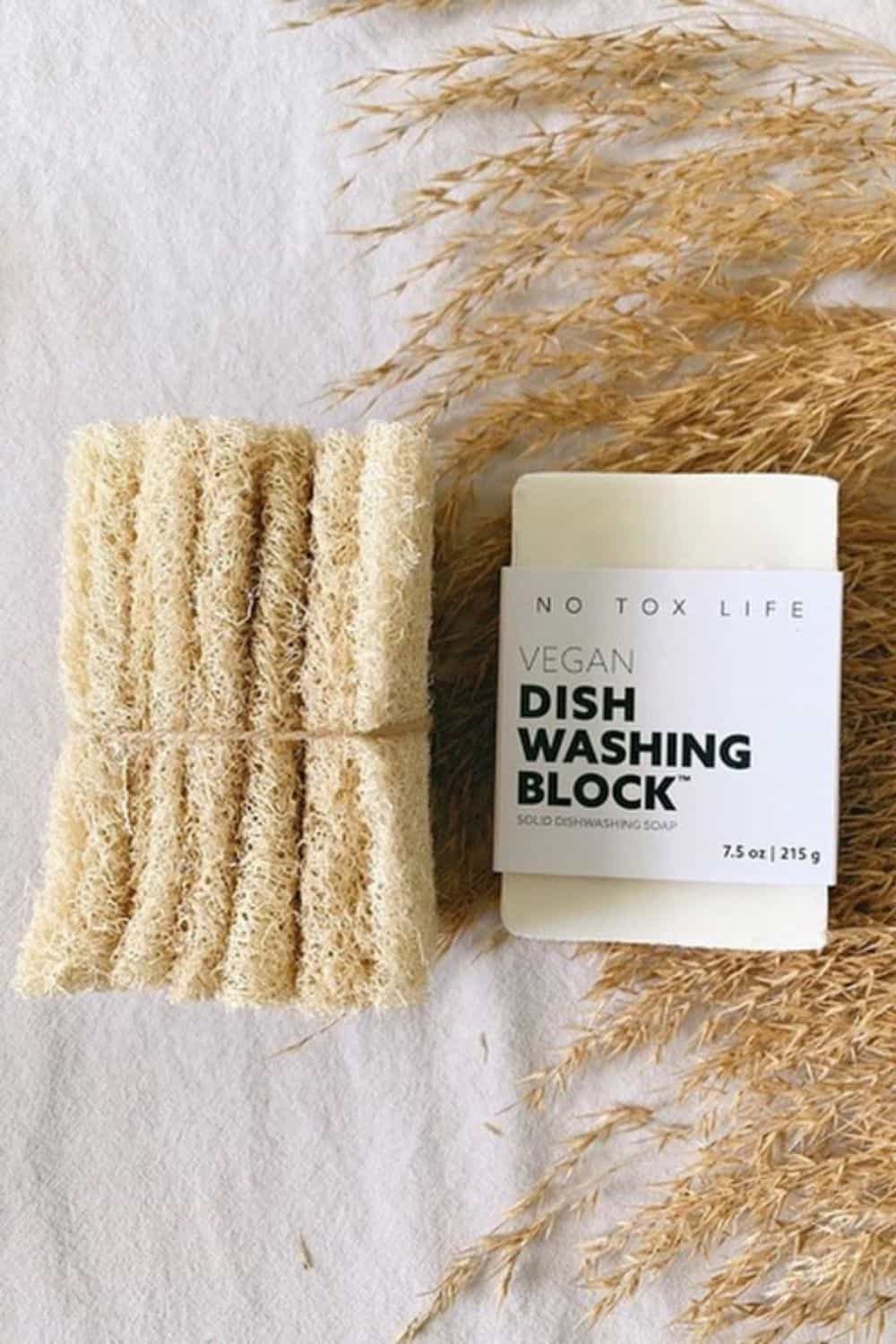 Shopping at zero waste online stores is the closest you’ll ever get to ‘responsible retail therapy’. Essential food, gifts, home, and self-care products. You can get all this without plastic packaging. Image by No Tox Life #zerowasteonlinestores #zerowastestoresonline #zerowastestores #zerowastestore #zerowasteonlineshops #sustainablejungle