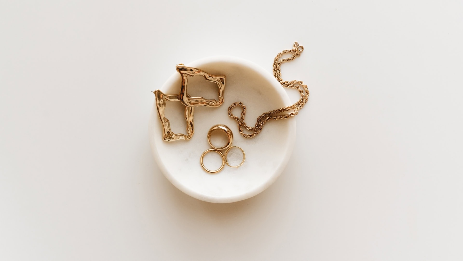 Image by alleksana (what-is-ethical-sustainable-jewelry)