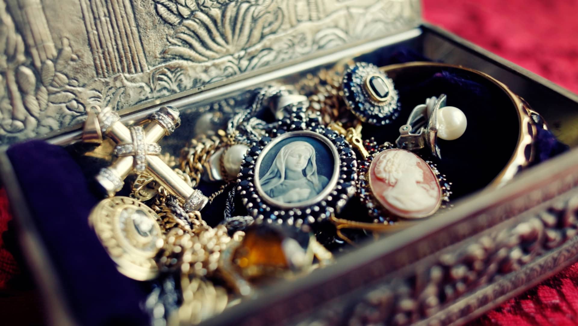 Image by lechatnoir (what-is-ethical-sustainable-jewelry)
