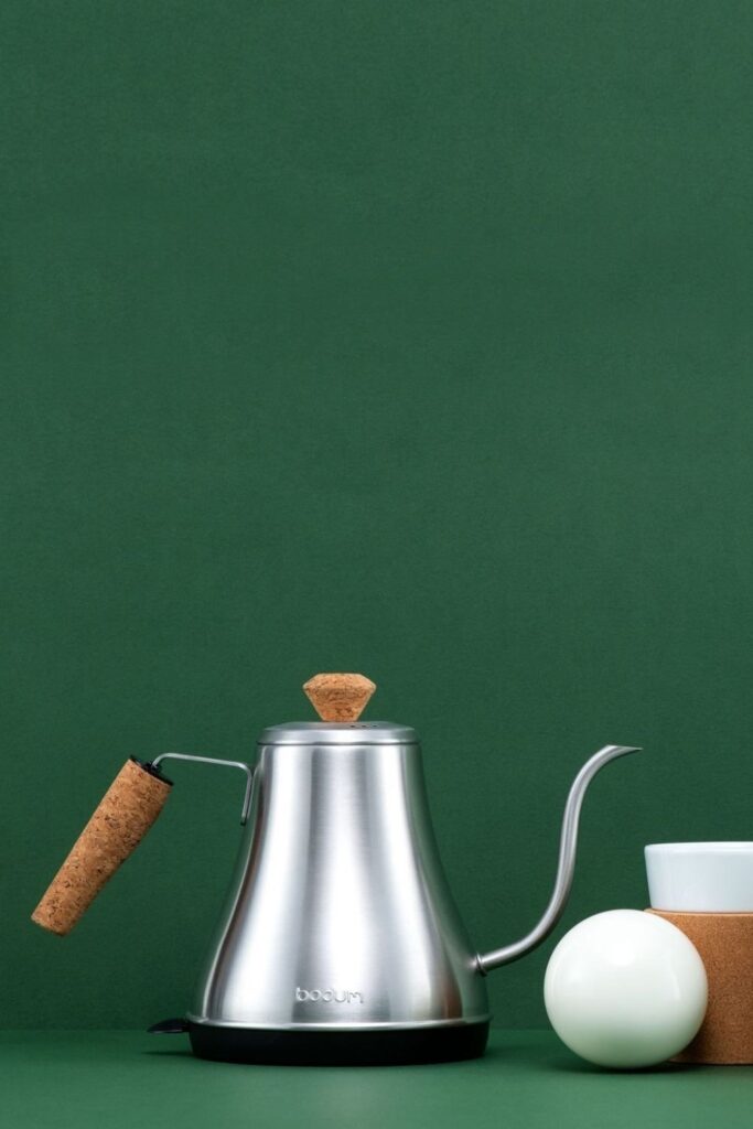 It’s high (tea) time we pay more attention to our environment and switch to alternatives like eco kettles. Image by Bodum #ecokettles #ecofriendlyteakettles #sustainablejungle