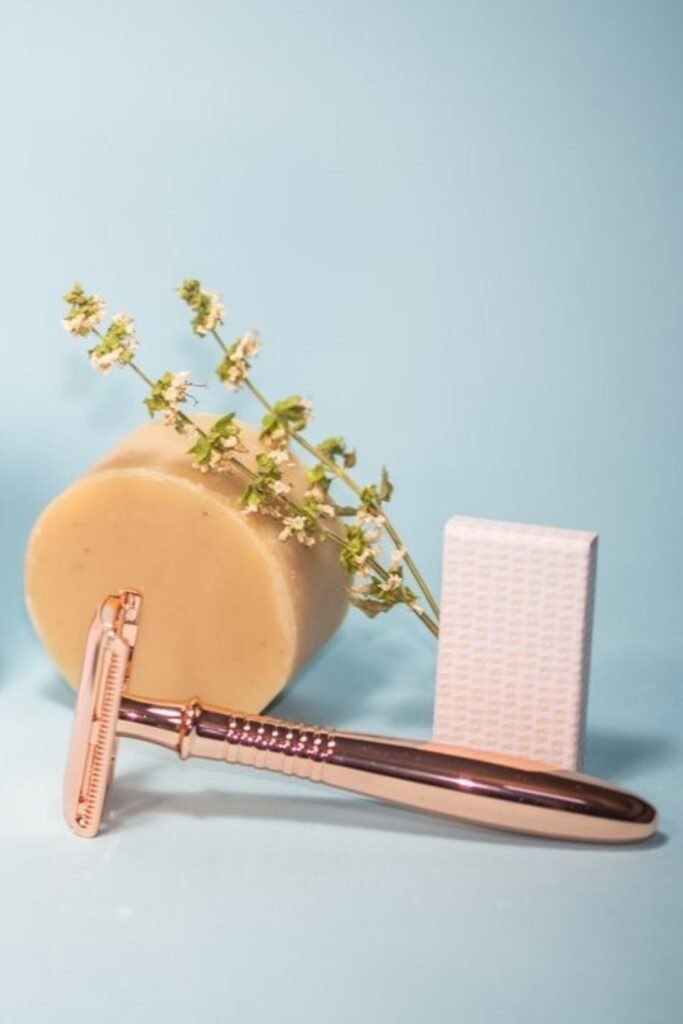 We love a close shave. But we’re cutting it pretty close with chemical-filled aerosol cans. So let’s glide over to zero waste shaving creams. Image by EcoRoots #zerowasteshavingcreams #zerowasteshavingsoap #sustainablejungle