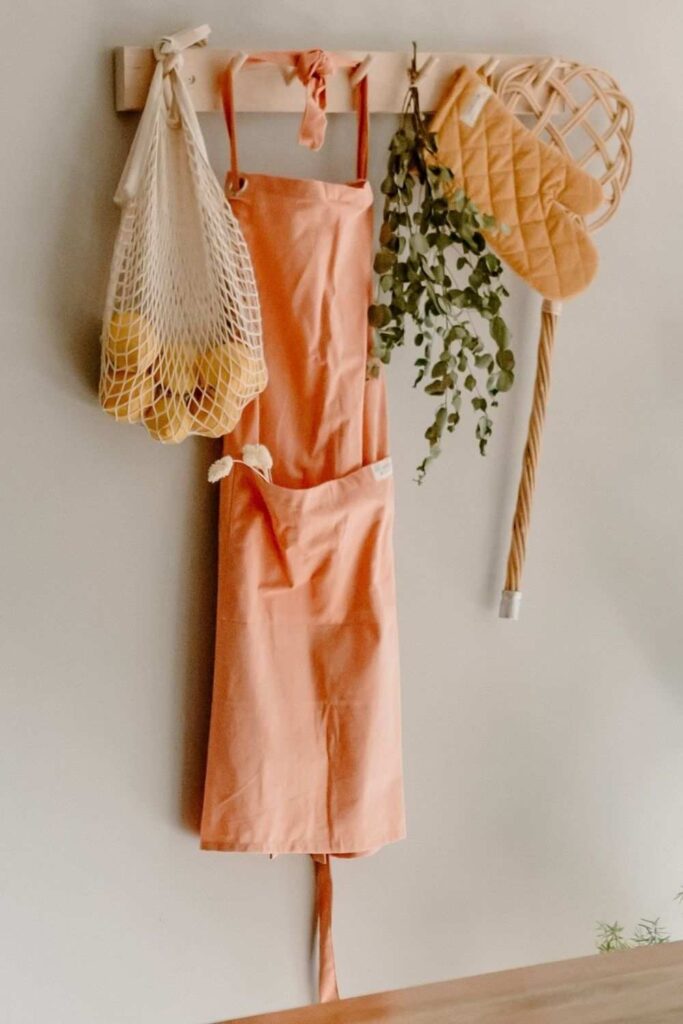 Let’s make like bread and rise toward a more conscious kitchen with eco friendly aprons… Image by Full Circle Home #ecofriendlyaprons #bestecofriendlyaprons #ecofriendlycookingaprons #ecofriendlyapronswithpockets #organicaprons #bestorganicaprons #sustainablejungle
