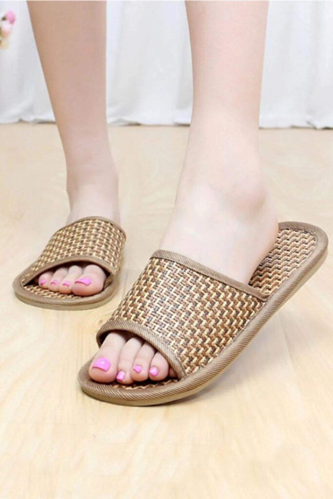 For summer sandals that also have a barely-there impact on animals and the planet, we've rounded up a list of some of our favorite vegan sandals.  Image by Rawganique #veganshoes #sustainablejungle 