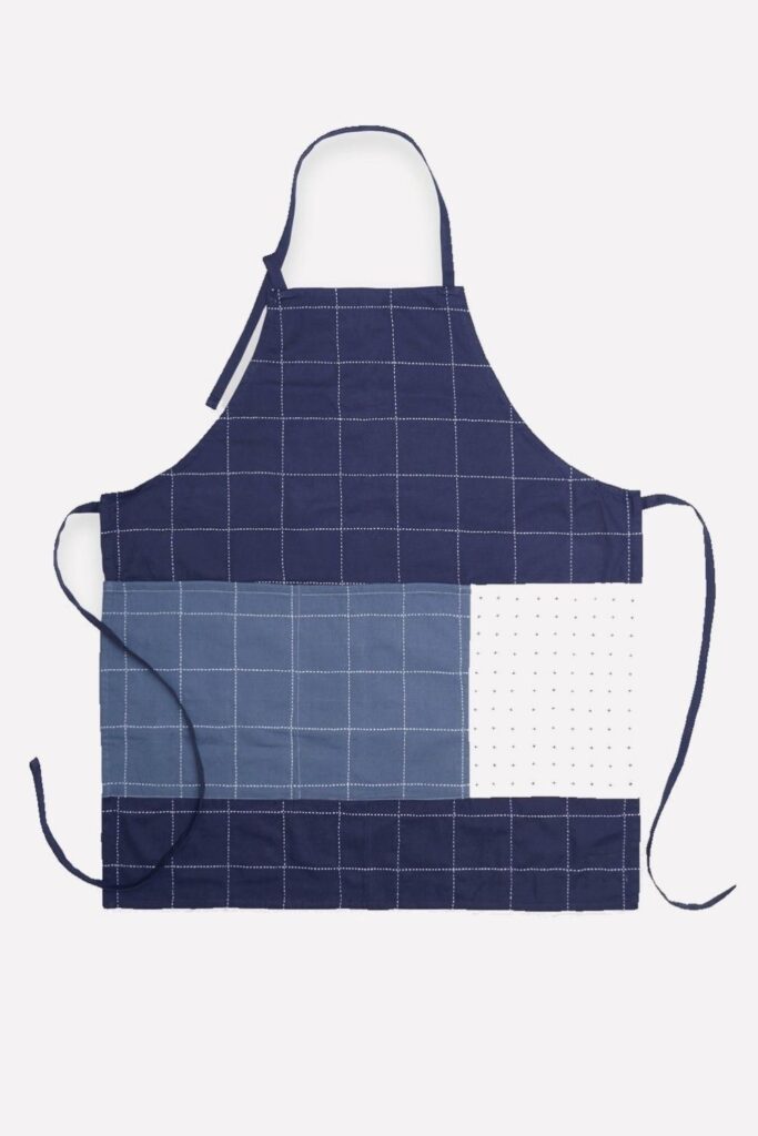 Let’s make like bread and rise toward a more conscious kitchen with eco friendly aprons… Image by Anchal #ecofriendlyaprons #bestecofriendlyaprons #ecofriendlycookingaprons #ecofriendlyapronswithpockets #organicaprons #bestorganicaprons #sustainablejungle