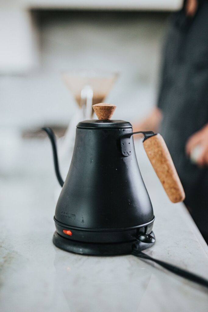 It’s high (tea) time we pay more attention to our environment and switch to alternatives like eco kettles. Image by Andrew Aaldivia via Unsplash #ecokettles #ecofriendlyteakettles #sustainablejungle